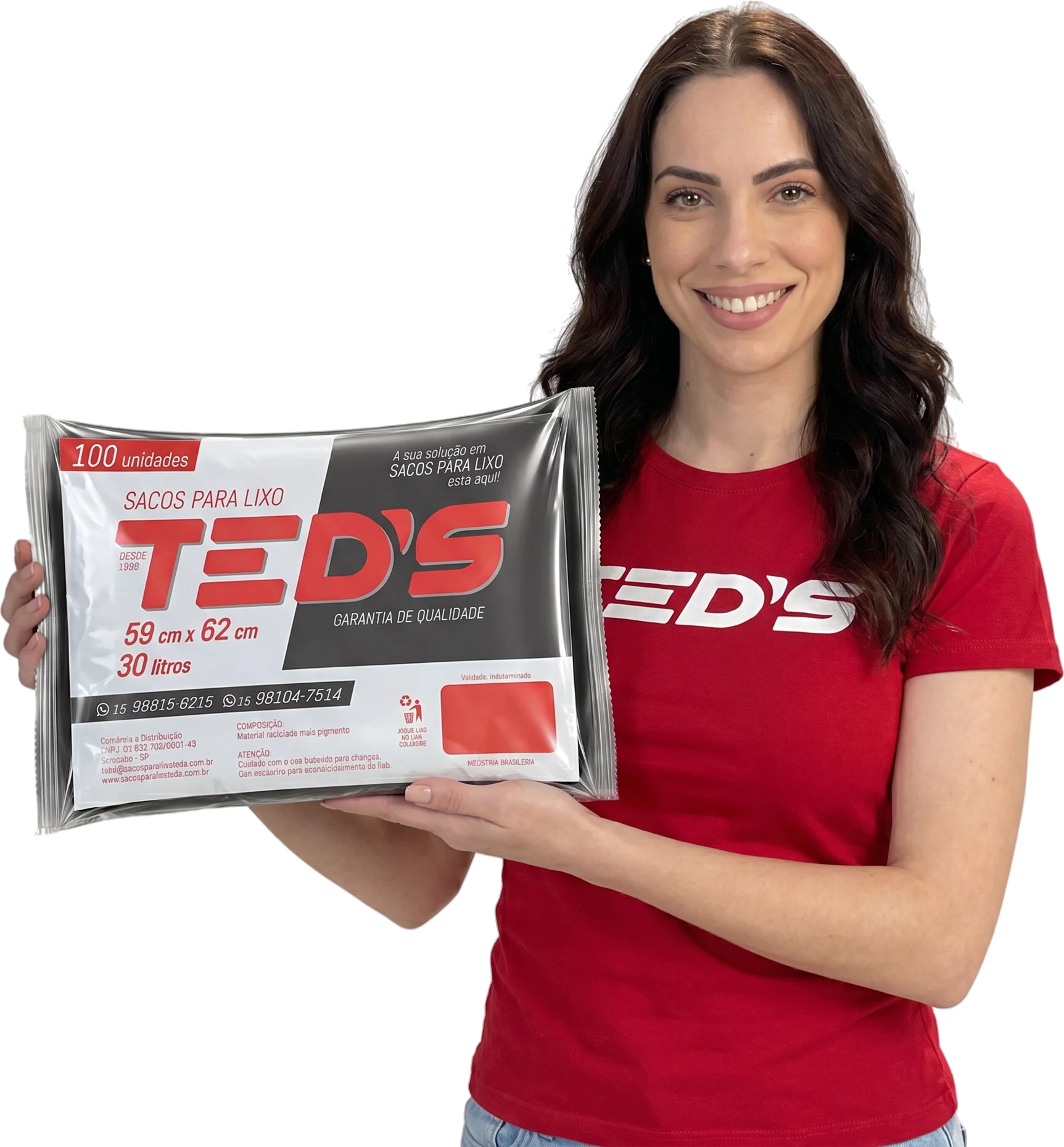 Mulher sorrindo, camiseta vermelha TED'S, apresentando um pacote de sacos de lixo TED'S 30 litros